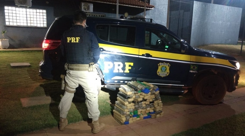 Ele foi preso com quase 100 quilos de maconha - Foto: PRF/Divulgação